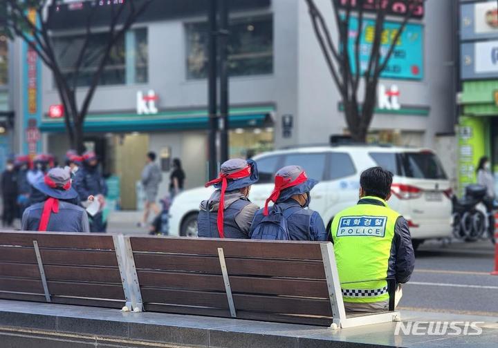 [대구=뉴시스] 이지연 기자 = 1일 오후 대구 중구 반월당의 대중교통전용지구에서 열린 제132주년 세계노동절대회에서 참가자와 경찰이 함께 대화를 나누고 있다. 2022.05.01. ljy@newsis.com