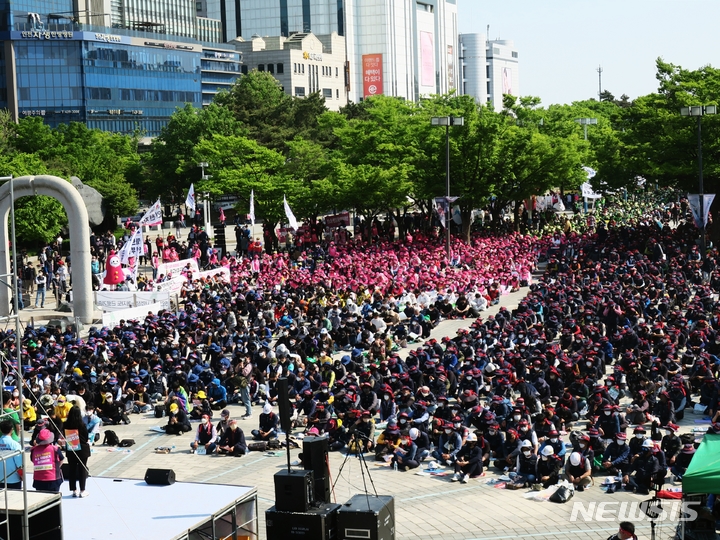  [인천=뉴시스] 김동영 기자 = 1일 오후 인천시 남동구 인천문화예술회관 야외광장에서 열린 ‘2022년 세계 노동절 인천대회’에서 노동자의 권리 보장 등을 주장하며 구호를 외치고 있다. 2022.05.01. dy0121@newsis.com