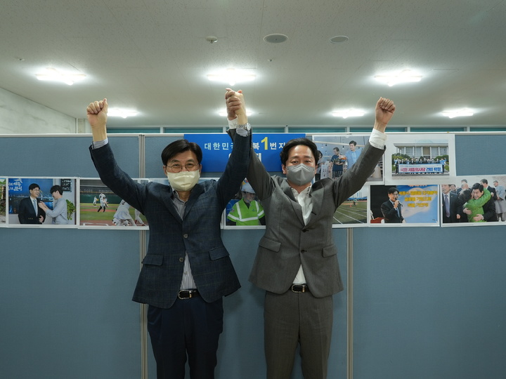 [뉴시스=세종]더불어민주당 세종시장 최종 후보 발표 후 이춘희(왼쪽) 현 시장이 배선호 민주당 세종시당 부의원장과 만세를 외치고 있다. 2022.05.01. *재판매 및 DB 금지