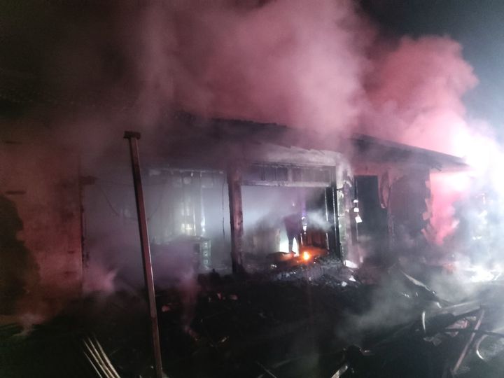 [홍천=뉴시스] 김경목 기자 = 1일 오전 강원 홍천군 서면 모곡리 주택 화재 현장. (사진=홍천소방서 제공) 2022.05.01. photo@newsis.com *재판매 및 DB 금지