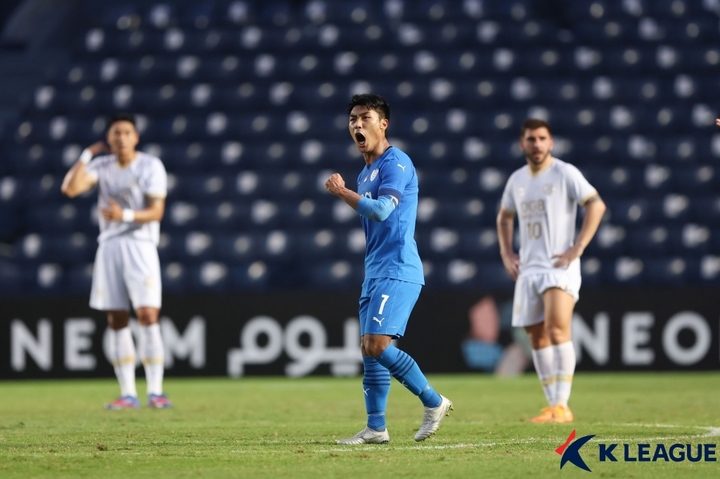 [서울=뉴시스] 조수정 기자 = 30일 태국 부리람스타디움에서 열린 2022 아시아축구연맹(AFC) 챔피언스리그 조별예선 F조 대구 FC와 라이언시티 경기 라이언시티 송의영이 득점 세리머니 하고 있다.(사진=한국프로축구연맹 제공) 2022.05.01. photo@newsis.com *재판매 및 DB 금지