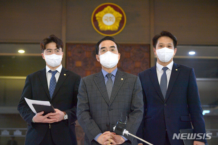 [서울=뉴시스] 전진환 기자 = 박홍근 더불어민주당 원내대표가 1일 오전 서울 여의도 국회 본회의장 앞에서 형사소송법 개정안 무제한 토론 종료 후 브리핑을 하고 있다. (공동취재사진) 2022.05.01. photo@newsis.com