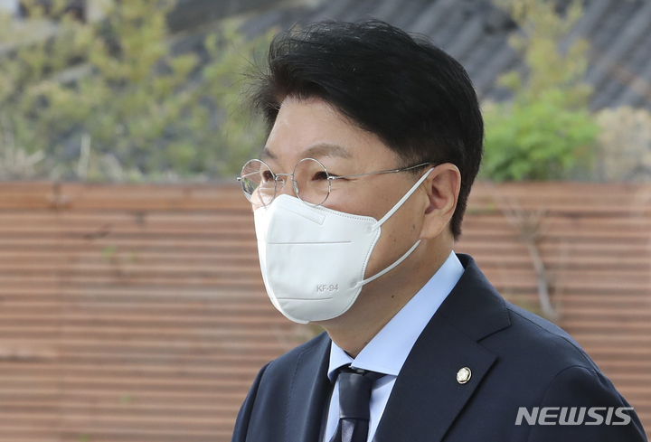 [서울=뉴시스] 최진석 기자 = 장제원 대통령 당선인 비서실장이 1일 오전 서울 종로구 통의동 인수위원회에서 취재진 질문에 답하고 있다. (공동취재사진) 2022.05.01. photo@newsis.com