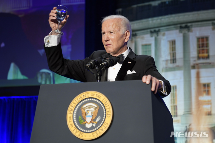 [워싱턴=AP/뉴시스]조 바이든 미 대통령이 30일(현지시간) 워싱턴에서 열린 연례 백악관 출입기자 만찬에서 축배를 제안하고 있다. 2022.5.2