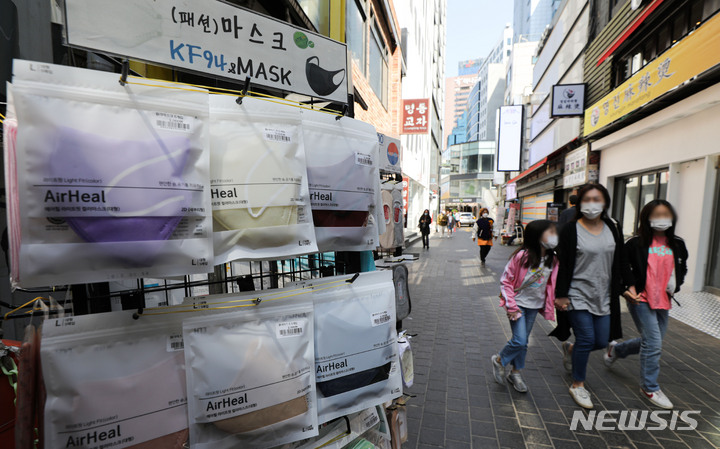 [서울=뉴시스] 권창회 기자 = 실외마스크 착용 해제를 하루 앞둔 1일 오전 서울 중구 명동 거리에서 시민들이 마스크를 쓰고 이동하고 있다. 2022.05.01. kch0523@newsis.com