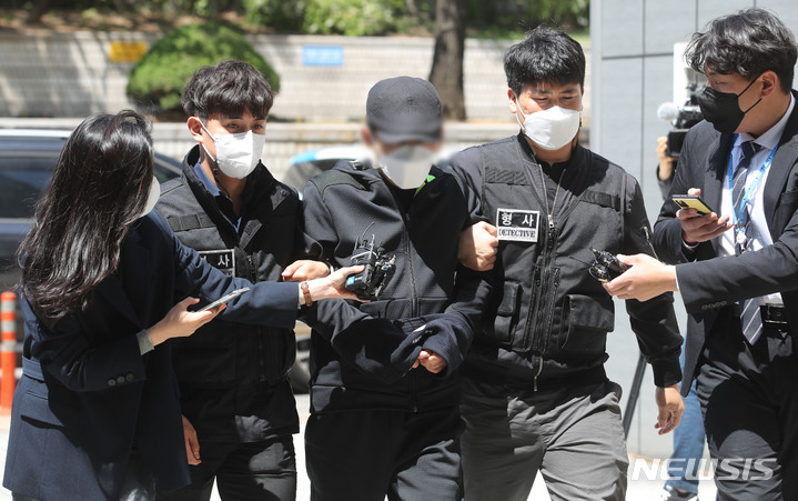 [서울=뉴시스] 권창회 기자 = 614억원의 회삿돈을 횡령한 혐의로 구속된 우리은행 직원 A씨 동생이 1일 오후 영장실질심사를 받기 위해 서울 서초구 서울중앙지방법원으로 들어가고 있다. 2022.05.01. kch0523@newsis.com