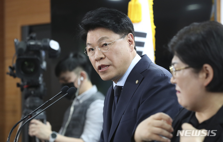 [서울=뉴시스] 최진석 기자 = 장제원 대통령 당선인 비서실장이 1일 서울 종로구 통의동 인수위에서 '2실·5수석' 체제로 개편된 대통령실 인선 발표를 하고 있다. 가운데는 김대기 대통령 비서실장 내정자. 2022.05.01. myjs@newsis.com