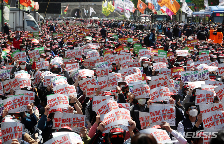 [서울=뉴시스] 조성우 기자 = 민주노총 조합원들이 1일 오후 서울 숭례문 인근 세종대로에서 열린 2022년 세계노동절대회에서 구호를 외치고 있다. 2022.05.01. xconfind@newsis.com