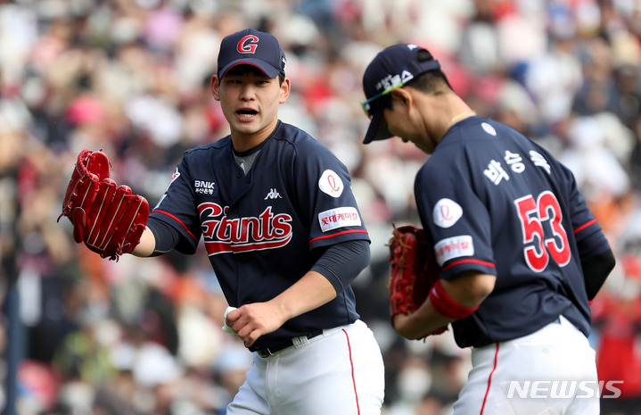 [서울=뉴시스] 추상철 기자 = 1일 오후 서울 송파구 잠실야구장에서 열린 '2022 KBO 리그' 롯데 자이언츠와 LG트윈스의 경기, 6회말 2아웃 주자1루상황에서 롯데 선발투수 김진욱이 LG 김현수의 타구를 잡아 1루 송구아웃 시킨 박승욱에게 다가가고 있다. 2022.05.01. scchoo@newsis.com