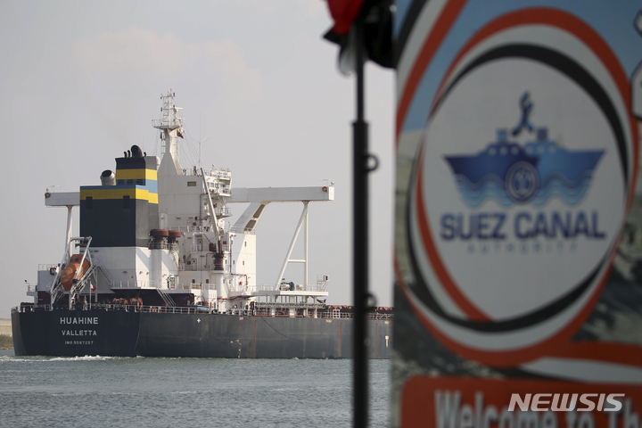 [이스말리아( 이집트)AP/뉴시스] 이집트 수에즈 운하의 입구인 이스말리아 마을부근을 통과하는 대형화물선. 이집트 수에즈운하 운영당국은 내년 부터 인플레이션을 반영한 15% 통행료 인상을 단행하겠다고 9월 17일 발표했다. 