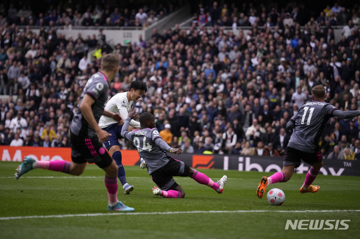 [런던=AP/뉴시스]손흥민은 1일 오후 10시(한국시간) 영국 런던의 토트넘 홋스퍼 스타디움에서 열린 2021~2022시즌 잉글랜드 프로축구 프리미어리그(EPL) 35라운드 레스터 시티와 경기에서 2골 1도움을 기록했다. 2022.05.01