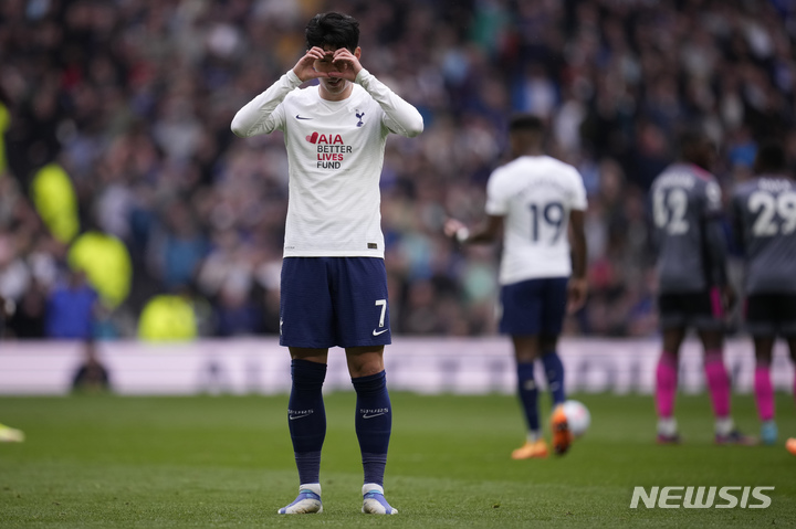 [런던=AP/뉴시스] 토트넘 홋스퍼의 손흥민이 1일(현지시간) 영국 런던의 토트넘 홋스퍼 스타디움에서 열린 2021-22시즌 잉글랜드 프리미어리그(EPL) 35라운드 레스터 시티와의 경기 후반 15분 팀의 두 번째 골을 넣고 세리머니하고 있다. 손흥민은 멀티 골을 기록하며 차범근의 최다 골 기록을 넘었고 2골 1도움으로 팀의 3-1 승리를 이끌었다. 2022.05.02.