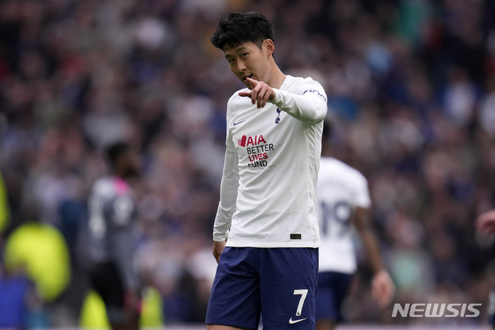 [런던=AP/뉴시스]손흥민은 1일 오후 10시(한국시간) 영국 런던의 토트넘 홋스퍼 스타디움에서 열린 2021~2022시즌 잉글랜드 프로축구 프리미어리그(EPL) 35라운드 레스터 시티와 경기에서 2골 1도움을 기록했다. 2022.05.01