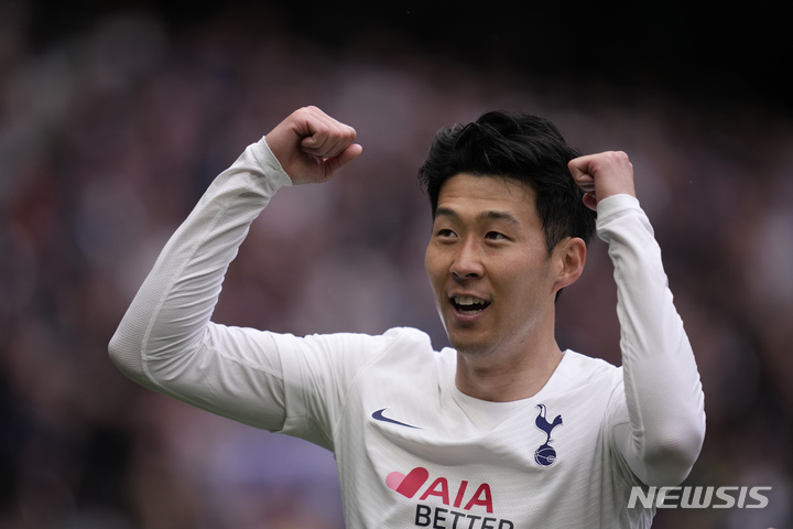 [런던=AP/뉴시스] 토트넘 홋스퍼의 손흥민이 1일(현지시간) 영국 런던의 토트넘 홋스퍼 스타디움에서 열린 2021-22시즌 잉글랜드 프리미어리그(EPL) 35라운드 레스터 시티와의 경기 후반 34분 팀의 세 번째 골(리그 19호)을 넣고 기뻐하고 있다. 손흥민은 멀티 골을 기록하며 차범근의 최다 골 기록을 넘었고 전반 22분에는 해리 케인의 선제골을 도우며 팀의 3-1 승리를 이끌었다. 2022.05.02.