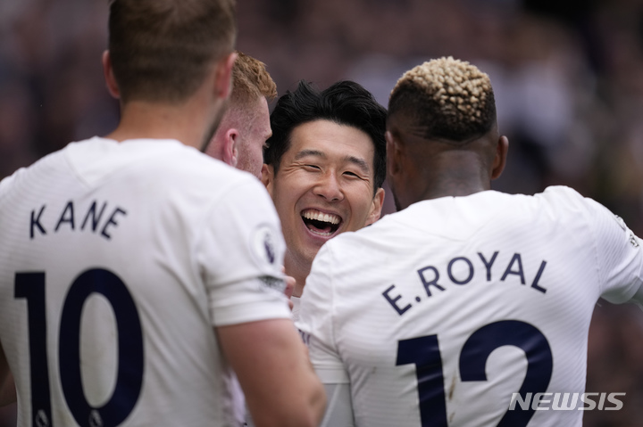 [런던=AP/뉴시스] 토트넘 홋스퍼의 손흥민이 1일(현지시간) 영국 런던의 토트넘 홋스퍼 스타디움에서 열린 2021-22시즌 잉글랜드 프리미어리그(EPL) 35라운드 레스터 시티와의 경기에서 득점 후 기뻐하고 있다. 손흥민은 멀티 골을 기록하며 차범근의 최다 골 기록을 넘었고 2골 1도움으로 팀의 3-1 승리를 이끌었다. 2022.05.02.