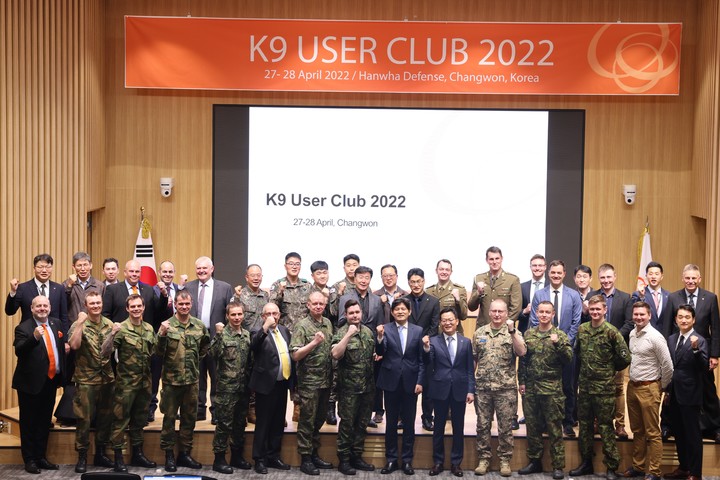 [서울=뉴시스] 손재일 한화디펜스 대표이사(우측에서 6번째)와 김생 방위사업청 국제협력관(우측에서 7번째)이 지난 4월 27~28일 한화디펜스 창원 1사업장 글로벌캠퍼스에서 개최된 ‘K9 유저클럽’ 행사에 참석해 K9 자주포 운용국 대표단과 기념사진을 찍고있다. (사진=한화디펜스 제공) *재판매 및 DB 금지