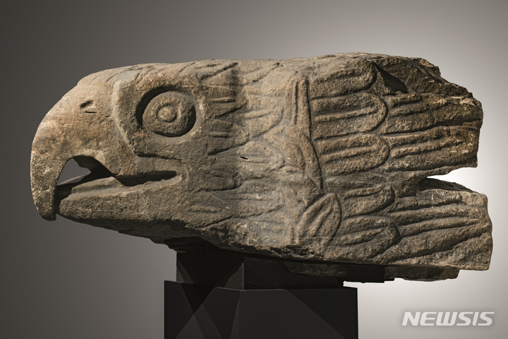 [서울=뉴시스]<신전을 장식한 독수리 머리 석상>, 아스테카, 14세기 중반~1521년, 너비 120cm, 벨기에 왕립예술역사박물관