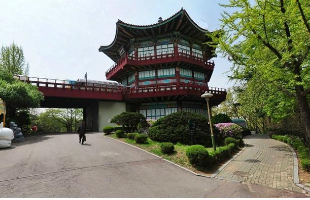 [서울=뉴시스] 서울시는 오는 2025년까지 연차적으로 서울 어린이대공원 노후 시설 및 환경을 종합적으로 재정비해 어린이 중심 가족 휴식공간으로 재탄생시킨다고 2일 밝혔다. 사진은 올해 말 오픈 예정인 대공원 내 팔각당. (사진=서울시 제공) 2022.05.02. photo@newsis.com *재판매 및 DB 금지