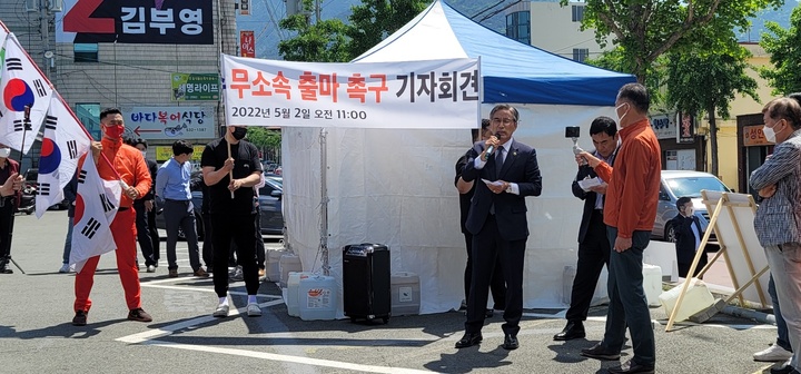 창녕군민 300여명이 국민의힘 창녕군수 후보경선 대상자에서 탈락한 한정우 군수가 무소속으로 출마할 것을 촉구하고 있다. 창녕군민 제공 *재판매 및 DB 금지