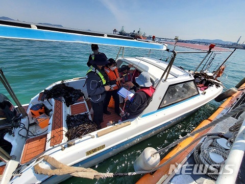 [평택=뉴시스]  경기 평택해양경찰서 직원들이 가족단위 수상레저 활동객을 대상으로 안전문화 홍보활동을 벌이고 있다. (사진 = 평택해양경찰서 제공)