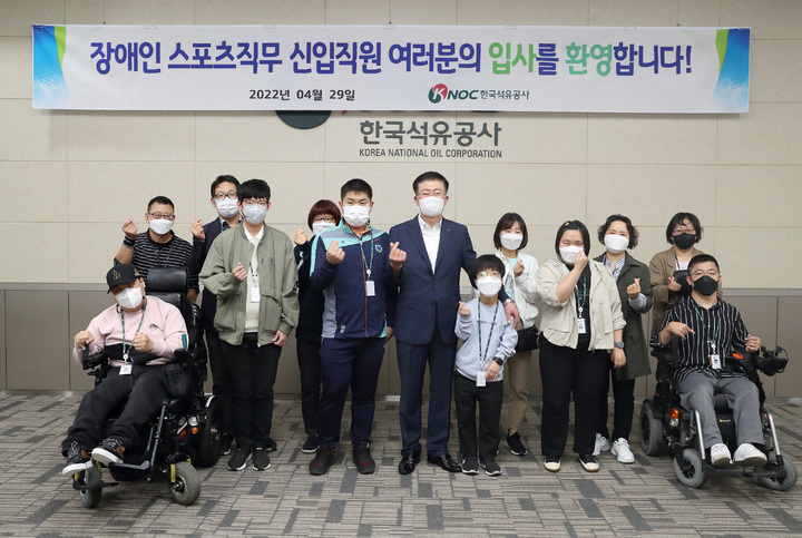 [울산=뉴시스] 한국석유공사가 역도와 보치아 종목의 장애인 스포츠 직무직원 7명을 새로 채용했다고 2일 밝혔다.  스포츠 직무직원과 그 가족들이 기념촬영을 하고 있다. 2022.05.02 (사진=한국석유공사 제공) *재판매 및 DB 금지