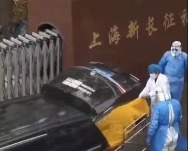 [서울=뉴시스]도시 대부분이 봉쇄 중인 중국 상하이에서 한 복지관이 살아있는 노인을 장례식장에 보내려고 한 사실이 확인돼 거센 비난이 일고 있다. 방역 요원이 노인이 살아있는 모습을 확인하는 모습. <사진출처: 웨이보> 2022.05.02