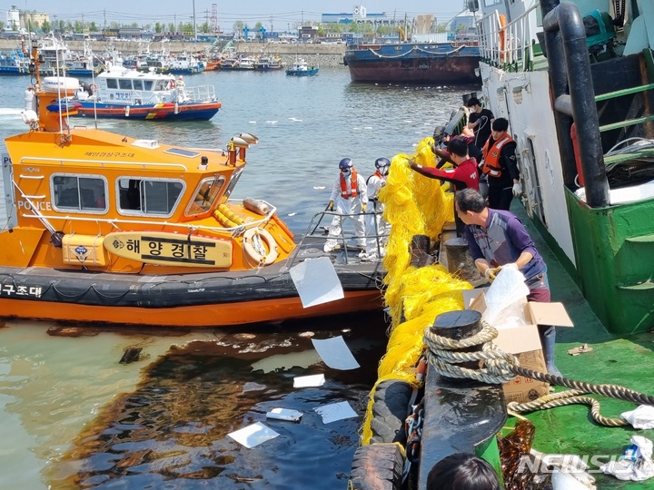 사진 설명= 인천해경이 유출된 기름을 제거하기 위해 방제작업을 실시하고 있다.(사진=인천해경 제공)