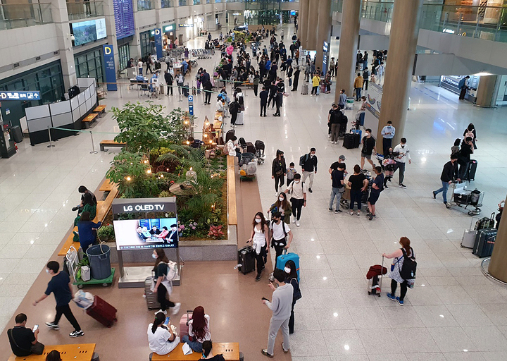 [인천공항=뉴시스] 홍찬선 기자 = 지난달 29일 오전 인천공항에 도착한 승객들이 입국장을 나서고 있다. 2022.05.02. mania@newsis.com *재판매 및 DB 금지