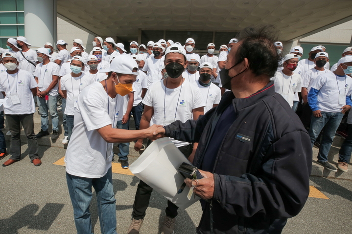 외국인 계절근로자 입국 (사진=양구군청 제공) *재판매 및 DB 금지