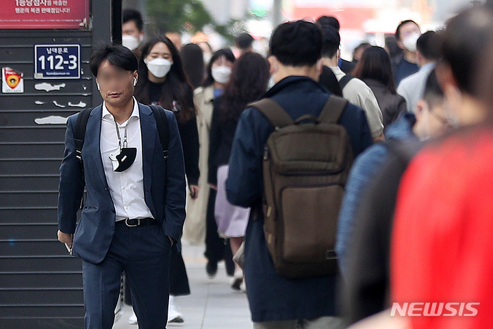 [서울=뉴시스] 백동현 기자 = 실외 마스크 착용 의무 해제 첫날인 2일 오전 서울 중구 을지로입구역 인근에서 한 시민이 마스크를 벗고 이동하고 있다. 2022.05.02. livertrent@newsis.com