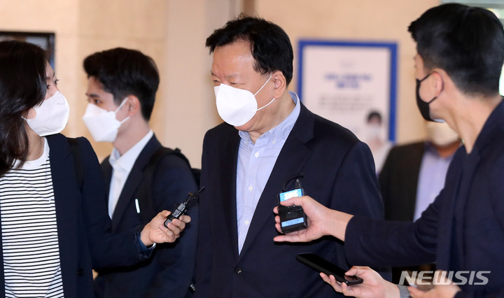 [서울=뉴시스] 추상철 기자 = 정호영 보건복지부 장관 후보자가 지난 2일 오전 서울 서대문구 국민연금공단 서울북부지역본부에 마련된 인사청문회 준비 사무실로 출근하고 있다. 2022.05.02. scchoo@newsis.com