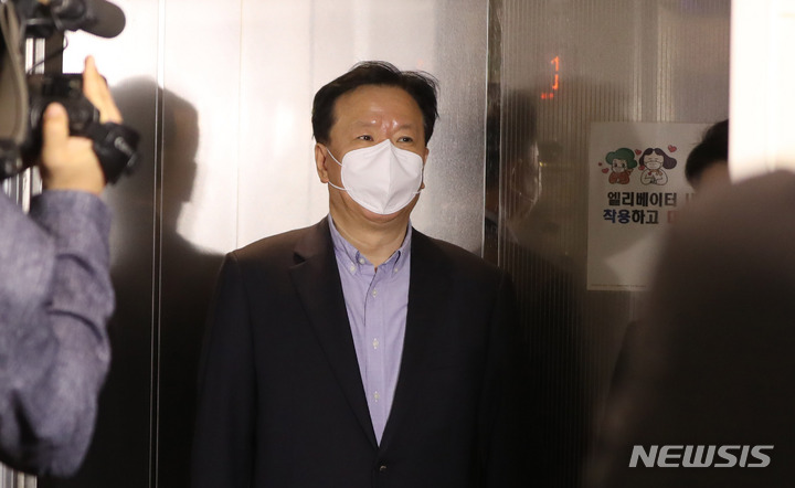 [서울=뉴시스] 추상철 기자 = 정호영 보건복지부 장관 후보자가 지난 2일 오전 서울 서대문구 국민연금공단 서울북부지역본부에 마련된 인사청문회 준비 사무실로 출근하고 있다. 2022.05.03. scchoo@newsis.com