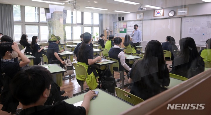 [서울=뉴시스] 사진공동취재단 = 지난해 5월2일 오전 서울 마포구 한 중학교에서 학생들이 수업을 하고 있다. 2023.02.01. photo@newsis.com