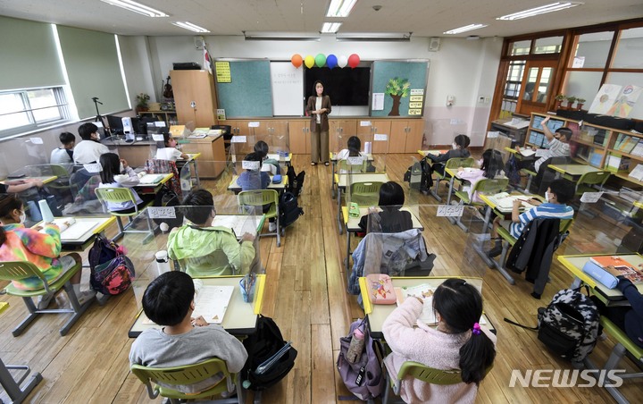 [서울=뉴시스] 사진공동취재단 = 전국 모든 학교에서 정상 등교가 이뤄진 지난 2일 서울 광진구 광장초등학교 학생들이 담임선생님에게 관련 안내를 받고 있다. 2022.05.11. photo@newsis.com