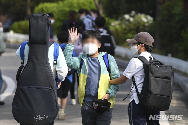 [서울=뉴시스] 사진공동취재단 = 전국 모든 학교에서 정상 등교가 이뤄진 2일 서울 광진구 광장초등학교 학생들이 등교하고 있다. 2022.05.02. photo@newsis.com