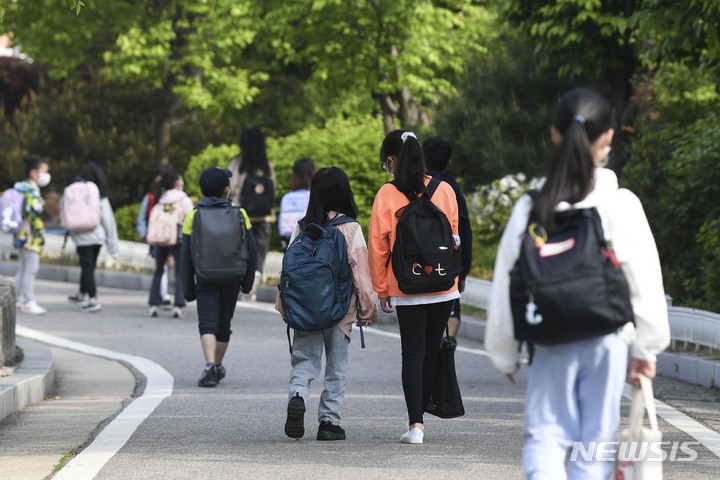 [서울=뉴시스] 사진공동취재단 = 2일 서울 광진구에서 초등학생들이 등교하고 있다. 2022.05.02. photo@newsis.com (*사진은 기사 내용과 관계 없음)