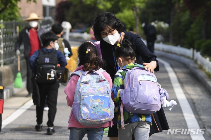 [서울=뉴시스] 사진공동취재단 = 지난 5월2일 서울 광진구 한 초등학교 교장 선생님이 등교하는 학생들을 맞이하고 있다. 2022.10.12. photo@newsis.com