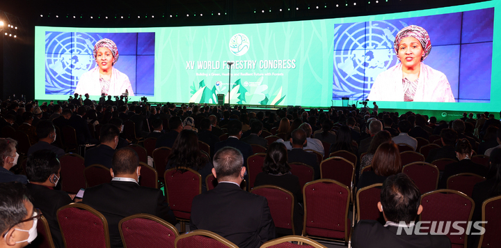 [서울=뉴시스]&nbsp; 아미나 모하메드 유엔 사무부총장이 2022년 5월 2일 서울 강남구 삼성동 코엑스에서 열린 제15차 세계산림총회 개회식에서 화상 연설하고 있다. 그는 7월 15일 유엔에서 연설하면서 현재 낭비되고 있는 전쟁 비용을 평화와 지속가능발전을 위해 사용하자고 호소했다. 2024. 07.16. 