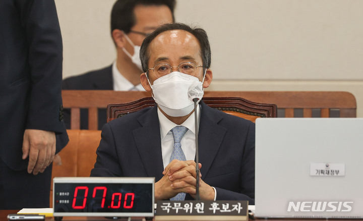 [서울=뉴시스] 최진석 기자 = 추경호 경제부총리 겸 기획재정부 장관 후보자가 2일 오전 서울 여의도 국회에서 열린 기획재정위원회의 인사청문회에 출석해 자리하고 있다. (공동취재사진) 2022.05.02. photo@newsis.com