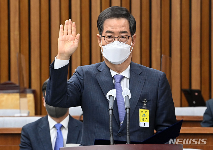 [서울=뉴시스] 고범준 기자 = 한덕수 국무총리 후보자가 2일 서울 여의도 국회에서 열린 인사청문회에서 선서를 하고 있다. (공동취재사진) 2022.05.02. photo@newsis.com
