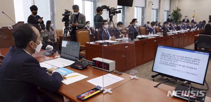 [서울=뉴시스] 최진석 기자 = 추경호 경제부총리 겸 기획재정부장관 후보자가 2일 서울 여의도 국회에서 열린 기획재정위원회 인사청문회에서 의원들의 질의에 답하고 있다. (공동취재사진) 2022.05.02. photo@newsis.com