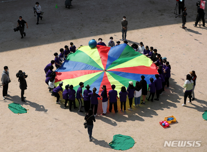 [서울=뉴시스] 추상철 기자 = 전국 모든 학교에서 정상 등교가 이뤄진 2일 오전 서울 서대문구 금화초등학교에서 열린 '어린이날 체육대회'에서 어린이들이 체육활동을 하고 있다. 2022.05.02. scchoo@newsis.com