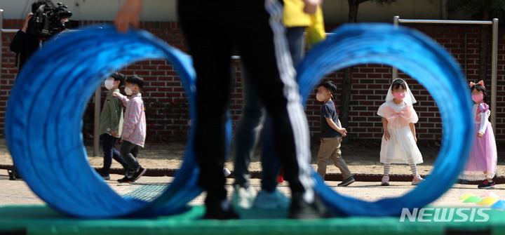 [서울=뉴시스] 추상철 기자 = 전국 모든 학교에서 정상 등교가 이뤄진 지난 2일 오전 서울 서대문구 금화초등학교에서 열린 '어린이날 체육대회'에서 어린이들이 체육활동을 하고 있다. 2022.05.02. scchoo@newsis.com