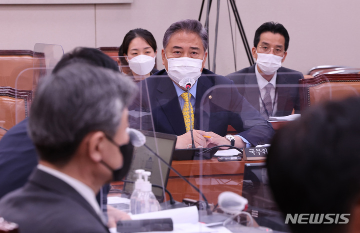 [서울=뉴시스] 고범준 기자 = 박진 외교부 장관 후보자가 2일 국회에서 열린 인사청문회에서 의원들의 질의에 답변하고 있다. (공동취재사진) 2022.05.02. photo@newsis.com