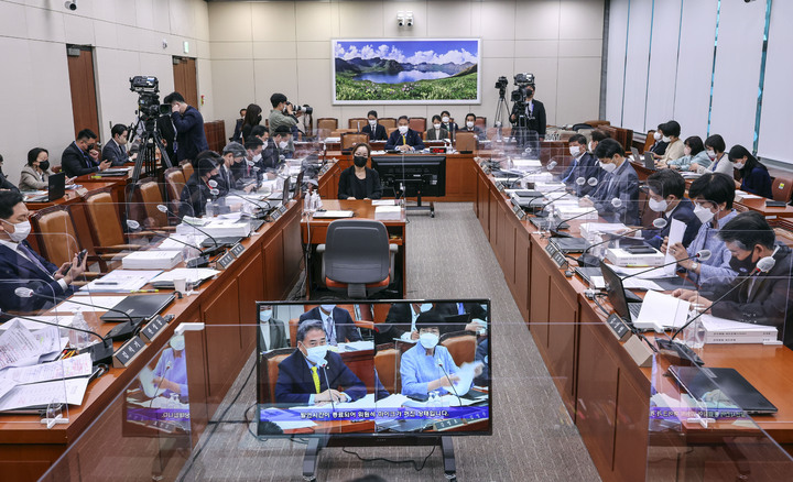 [서울=뉴시스] 전진환 기자 = 박진 외교부 장관 후보자가 2일 서울 여의도 국회에서 열린 인사청문회에 출석해 김영주 더불어민주당 의원의 질의에 답하고 있다. (공동취재사진) 2022.05.02. amin2@newsis.com