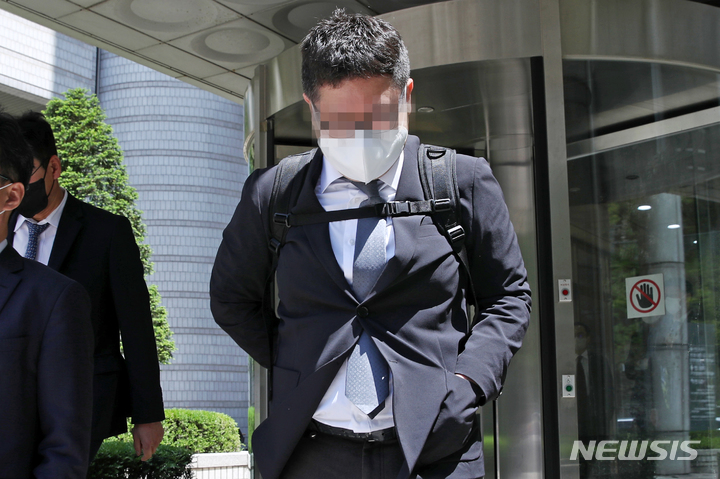 [서울=뉴시스] 조성우 기자 = 정영학 회계사가 2일 오후 서울 서초구 서울중앙지방법원에서 열린 대장동 개발 특혜·비리 의혹 사건 공판에서 휴정 시간을 맞아 법정을 나서고 있다. 2022.05.02. xconfind@newsis.com