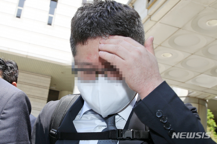 [서울=뉴시스] 조성우 기자 = 정영학 회계사가 지난 2일 오후 서울 서초구 서울중앙지법을 나서고 있다. 2022.05.02. xconfind@newsis.com