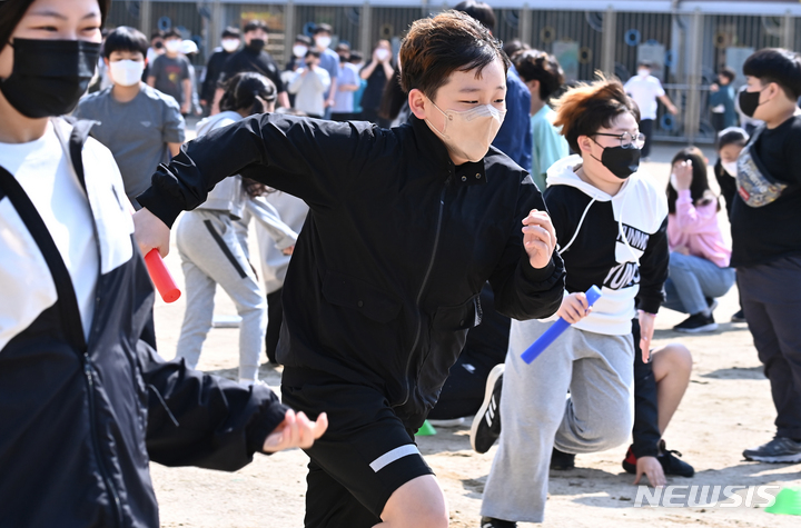 [수원=뉴시스] 김종택기자 = 실외 마스크 의무 착용이 해제된 2일 오전 경기도 수원시 영화초등학교 운동장에서 어린이들이 달리기를 하고 있다. 이날 체육대회는 학생들이 50명 이상 참여해 마스크를 착용하고 진행했다. 2022.05.02. jtk@newsis.com