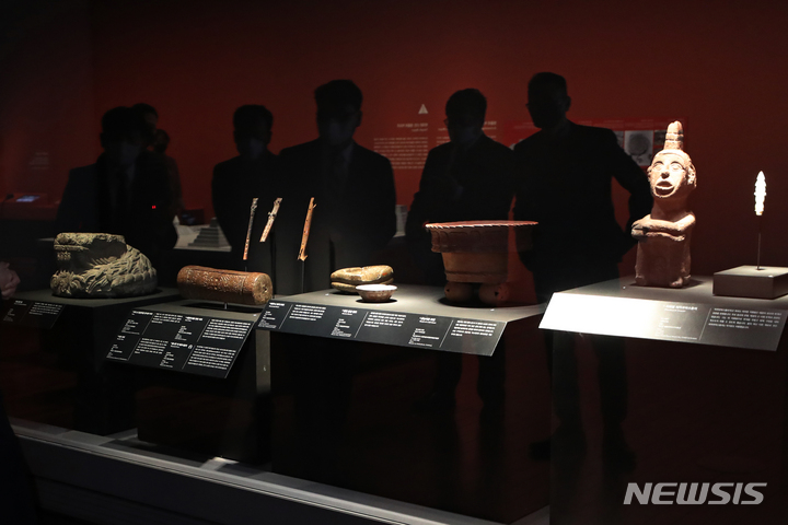 [서울=뉴시스] 박진희 기자 = 민병찬 국립중앙박물관 관장이 2일 서울 용산구 박물관 상설전시관에서 개막한 한국-멕시코 수교 60주년 기념 국립중앙박물관 특별전 '아스테카-태양을 움직인 사람들' 전시장을 관람하고 있다. 전시는 오는 8월 28일까지. 2022.05.02. pak7130@newsis.com