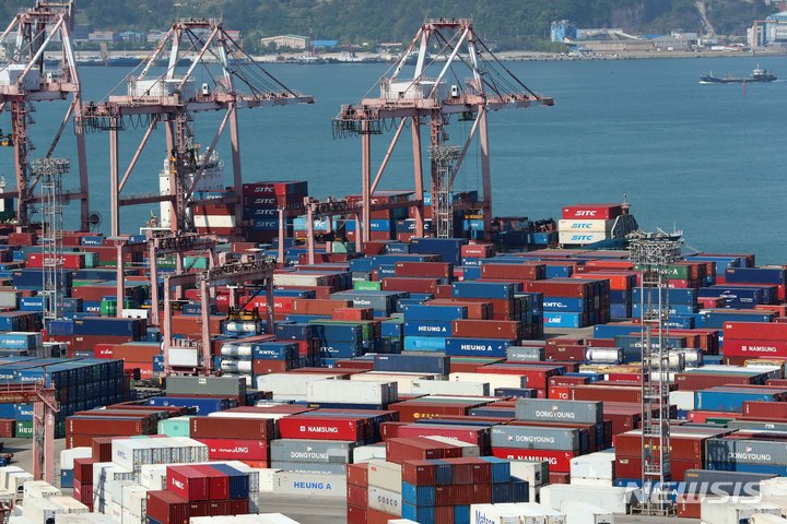 [부산=뉴시스] 하경민 기자 = 지난 4월 수출액은 576억9000만 달러(역대 4월 최고치), 수입액은 603억5000만 달러로 집계돼 무역수지는 26억6000만 달러 적자를 기록했다고 산업통상자원부는 밝혔다. 2일 부산 남구 신선대부두에서 컨테이너 선적 및 하역작업이 분주하게 진행되고 있다. 2022.05.02. yulnetphoto@newsis.com